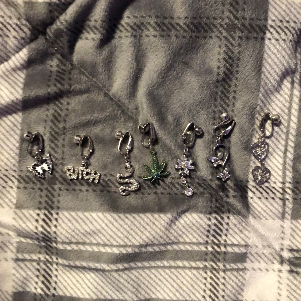 Fake belly button piercing